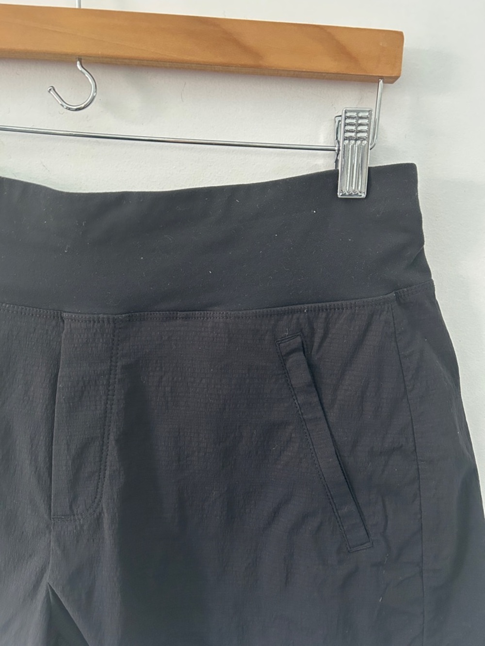 Athleta Trekkie North Shorts Women's 10 Black Ripstop Athletic Leisure - Picture 3 of 10
